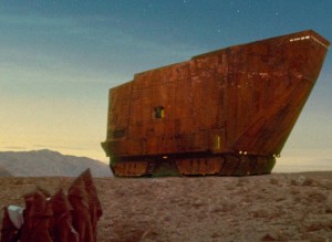 Jawas carrying R2-D2 to their sand crawler.